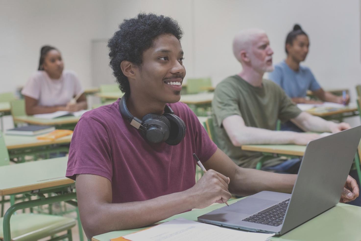 Estudiantes participando en sesión interactiva de educación financiera